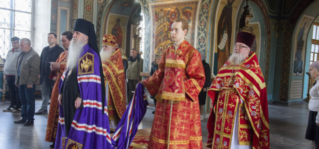 В субботу Светлой седмицы епископ Мефодий возглавил Литургию в храме Покрова Божией Матери Каменска-Уральского