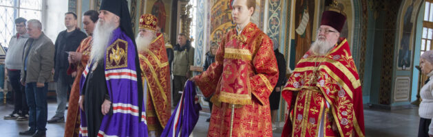 В субботу Светлой седмицы епископ Мефодий возглавил Литургию в храме Покрова Божией Матери Каменска-Уральского